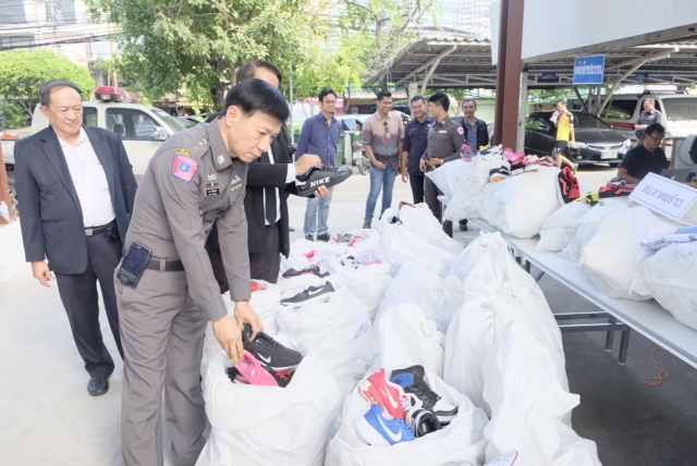 จับรองเท้าปลอม-1