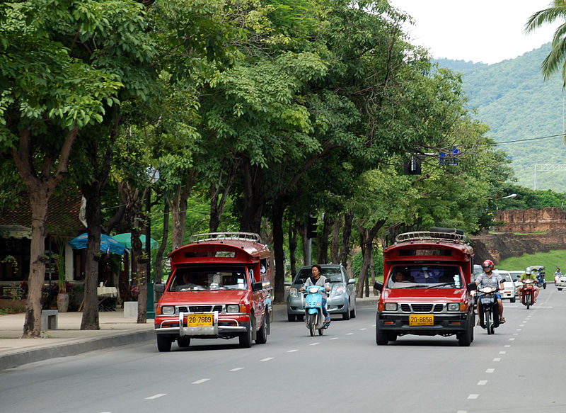 800px-Rot_Daeng_in_downtown_Chiang_Mai