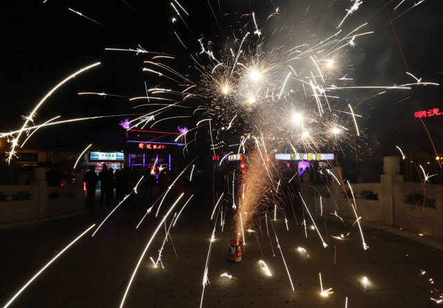 People explode fireworks to celebrate the start of the Chinese New Year in Beijing February 9, 2013. The Lunar New Year, or Spring Festival, begins on February 10 and marks the start of the Year of the Snake, according to the Chinese zodiac.  REUTERS/Kim Kyung-Hoon (CHINA - Tags: ANNIVERSARY SOCIETY)