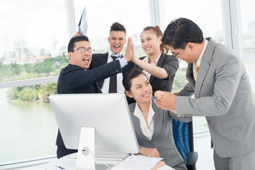 Horizontal image of a businessman congratulate his colleagues