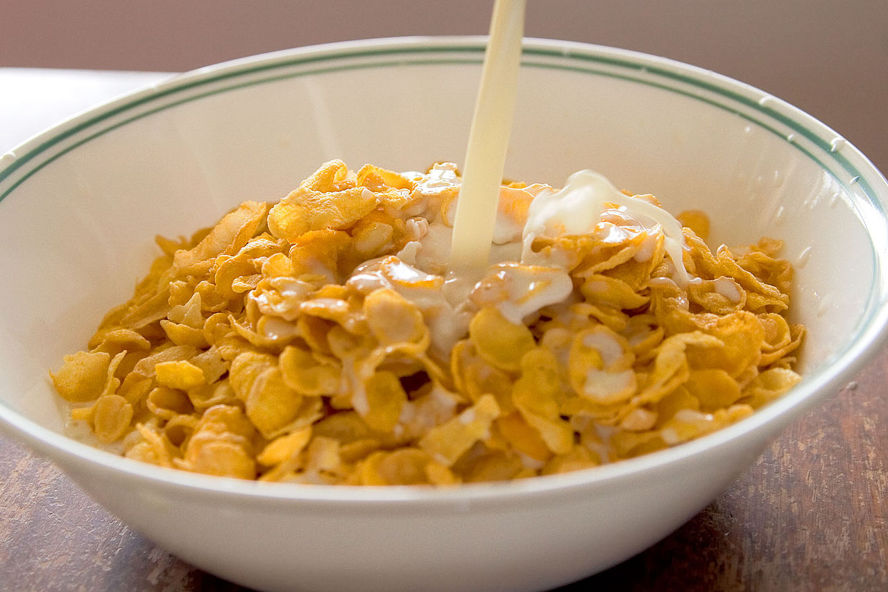 1280px-Cornflakes_with_milk_pouring_in
