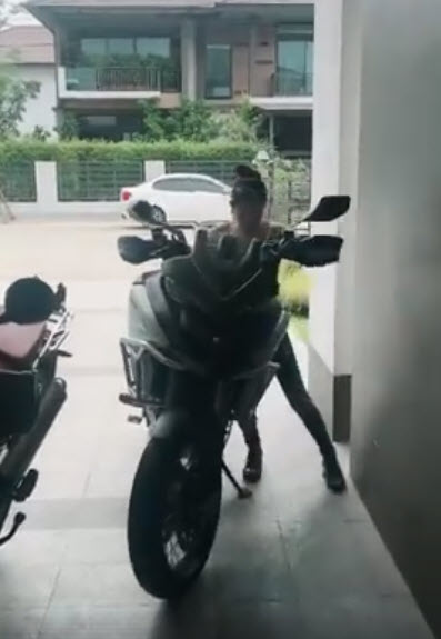 คนขาสั้น-3