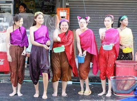 เล่นสงกรานต์-1