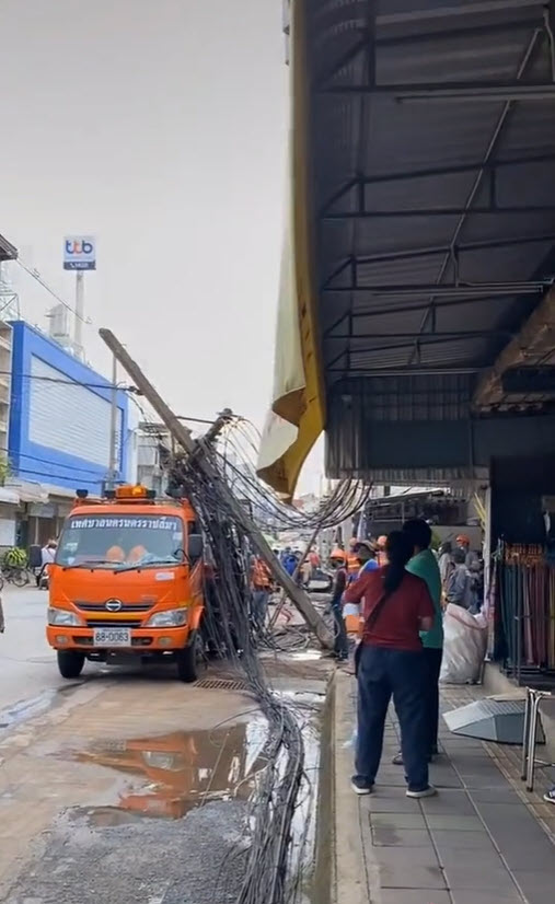 เมืองโคราชเริ่มเอาเสาไฟฟ้าลงดินแล้ว5